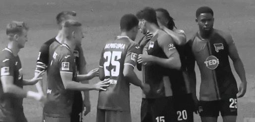 庆祝进球时违规亲吻队友 德甲后卫澄清 在讲解战术